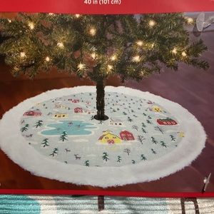 Christmas tree skirt NEW beautiful winter Christmas scene white fur silver 40 in